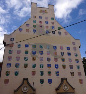 Рига здание с флагами