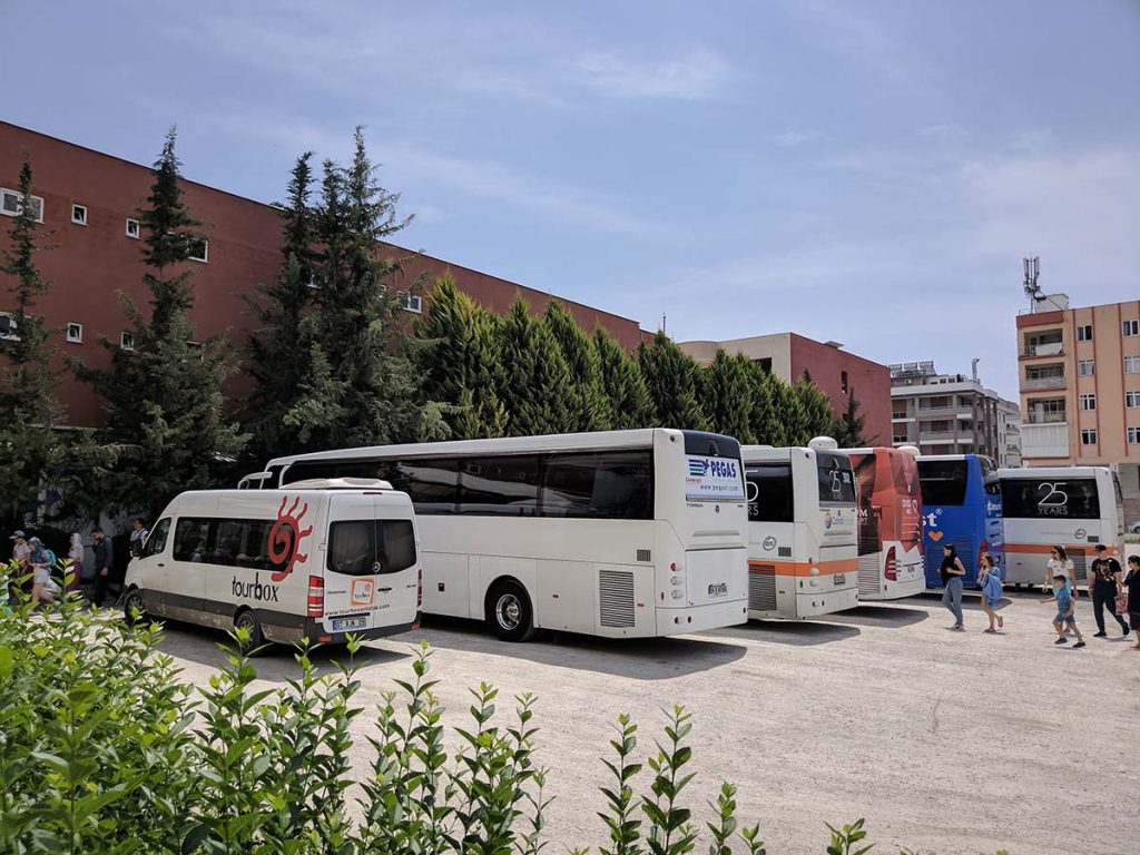 туристические автобусы возле демре